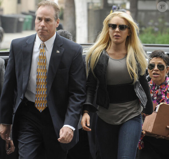 Lindsay Lohan arrivant au tribunal de Berverly Hills en compagnie de son avocat en juillet 2010