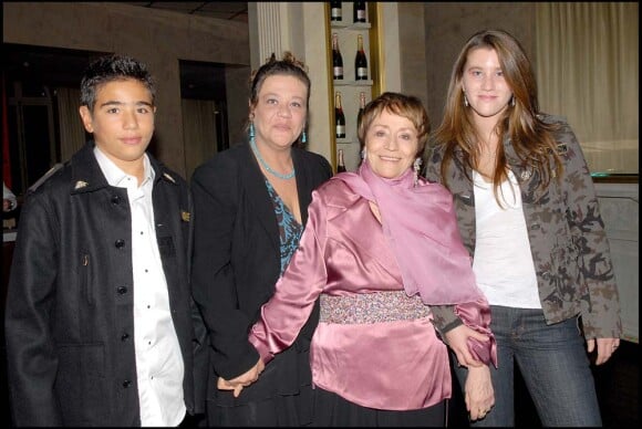 Annie Girardot entourée de sa fille Giulia Salvatori et ses petits-enfants Renato (en hommage à son grand-père) et Lola. Paris, septembre 2006