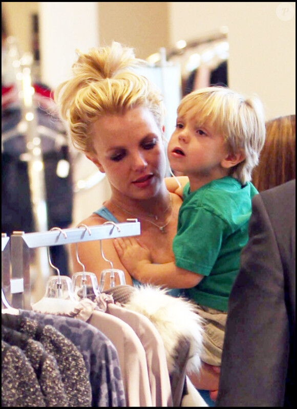 Britney Spears se rend dans un magasin de vêtements de Los Angeles avec son fils Sean Preston, 5 ans, et un garde du corps, mardi 21 septembre.