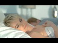 Découvrez Laeticia Hallyday, uniquement vêtue d'un drap blanc, tenter de... retenir la nuit !