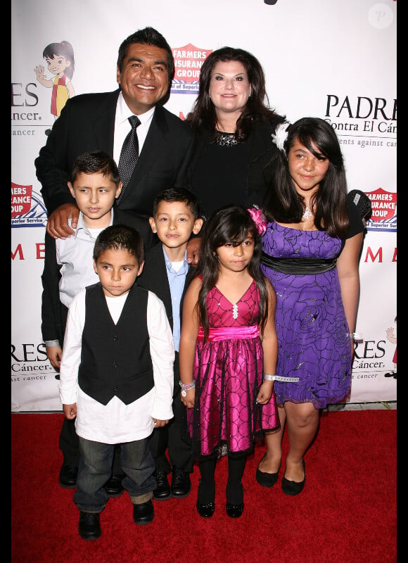 George Lopez et sa famille lors du Gala Padres contra el Cancer à Los Angeles le 23/09/10