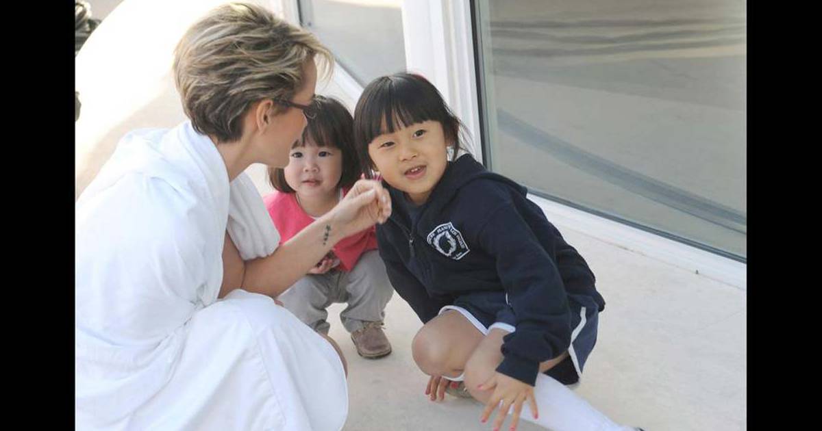 Laeticia Hallyday Sur Le Tournage De Son Nouveau Spot Optic 2000 Fevrier 2010 Ses Deux Filles Lui Ont Rendu Visite Purepeople