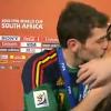 Iker Casillas vole un baiser à Sara Carbonero, le soir de la finale de la Coupe du Monde, le 11 juillet 2010