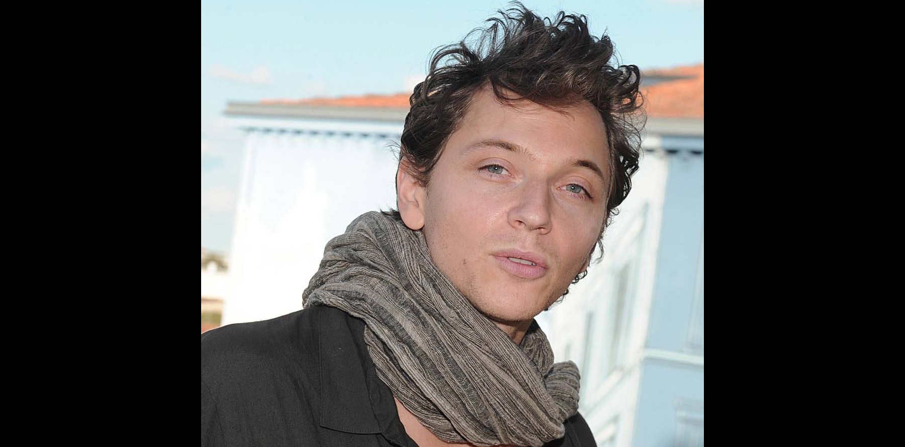 Raphaël : Le chanteur se lance au théâtre ! - Purepeople