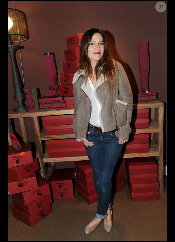 Zoé Félix lors de la soirée de lancement de la nouvelle collection de chaussures de Nathalie Garcon dans sa boutique de la Galerie Vivienne et inauguration du pop up store créé pour l'occasion le 27 septembre 2010