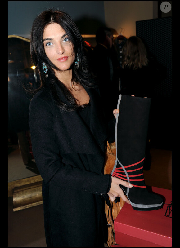 Pauline Delpech lors de la soirée de lancement de la nouvelle collection de chaussures de Nathalie Garcon dans sa boutique de la Galerie Vivienne et inauguration du pop up store créé pour l'occasion le 27 septembre 2010