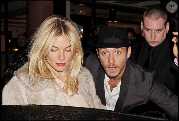 Jude Law et Sienna Miller au Cipriani Restaurant, où ils ont dîné en compagnie du producteur Jerry Bruckheimer et sa femme Linda, à Londres, le 27 septembre 2010.