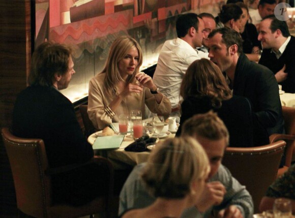 Jude Law et Sienna Miller au Cipriani Restaurant, où ils ont dîné en compagnie du producteur Jerry Bruckheimer et sa femme Linda, à Londres, le 27 septembre 2010.