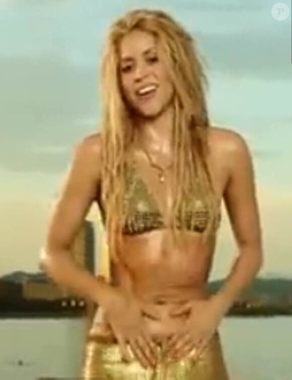 Shakira dans le clip de Loca