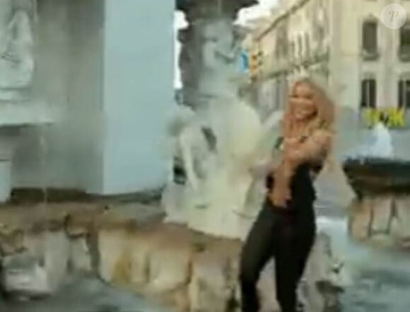 Shakira dans le clip de Loca