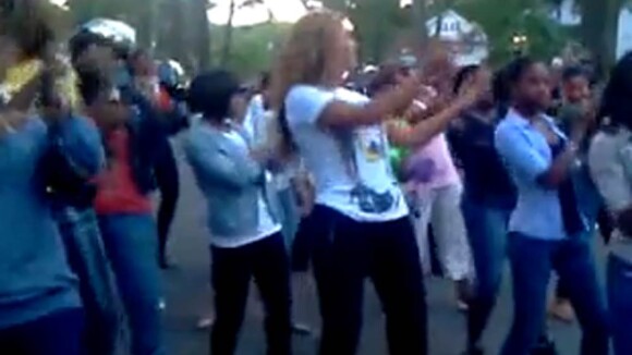 Quand Beyoncé s'invite à une fête de quartier et danse avec les voisins !