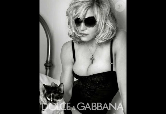 Madonna est l'égérie Dolce & Gabbana... mais le Daily Mail vient de publier les clichés beaucoup moins glamour et non-retouchés de la séance photo.