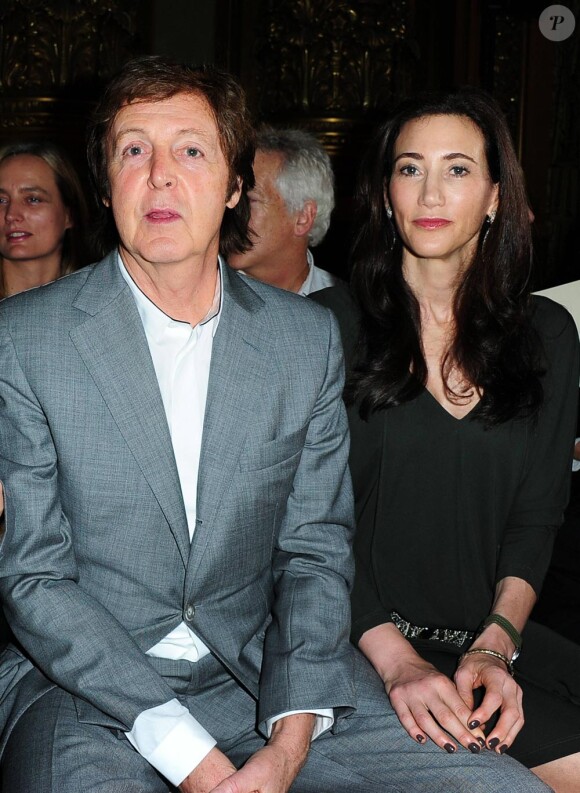 Paul McCartney et Nancy lors du défilé Stella McCartney à l'Opera Garnier à Paris le 4/10/10