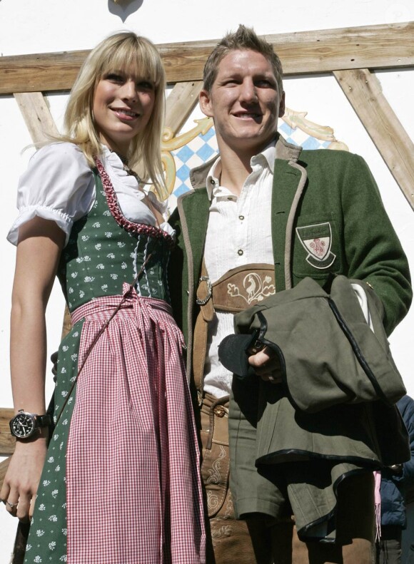 Bastian Schweinsteiger et sa compagne profitaient des joies de l'Oktoberfest en 2008. En 2010, faute de bons résultats, les stars du Bayern sont privées de bière et de culotte folklorique !