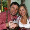 Mark Van Bommel et sa compagne profitaient des joies de l'Oktoberfest en 2008. En 2010, faute de bons résultats, les stars du Bayern sont privées de bière et de culotte folklorique !