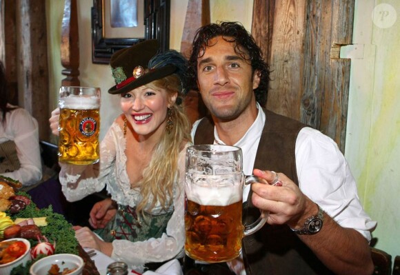 Luca Toni et sa compagne profitaient des joies de l'Oktoberfest en 2009. En 2010, faute de bons résultats, les stars du Bayern sont privées de bière et de culotte folklorique !