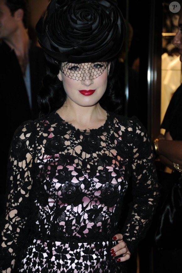 Dita Von Teese lors des 25 ans de carrière de Naomi Campbell dans la boutique Dolce & Gabbana avenue Montaigne à Paris le 4 octobre 2010