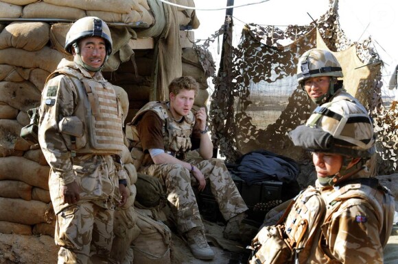 Image du prince Harry en opération dans la province afghane d'Helmand, en février 2008. Une campagne dont s'inspire un "docu-drame" intitulé L'Enlèvement du prince Harry, qui crée la polémique en Grande-Bretagne en octobre 2010...