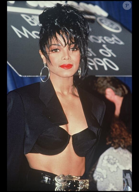 En 1991, Janet Jackson était une femme rock'n'roll et trashy ! Mais pour remplir ses soutiens-gorge sexy, elle devait... mettre le paquet ! 