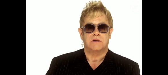 Elton John participe à la campagne We give a damn, organisée par la chanteuse Cindy Lauper.