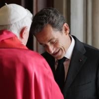 Nicolas Sarkozy, au Vatican, réclame à Benoît XVI un petit cadeau pour Carlita !