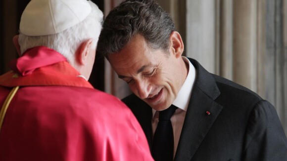 Nicolas Sarkozy, au Vatican, réclame à Benoît XVI un petit cadeau pour Carlita !