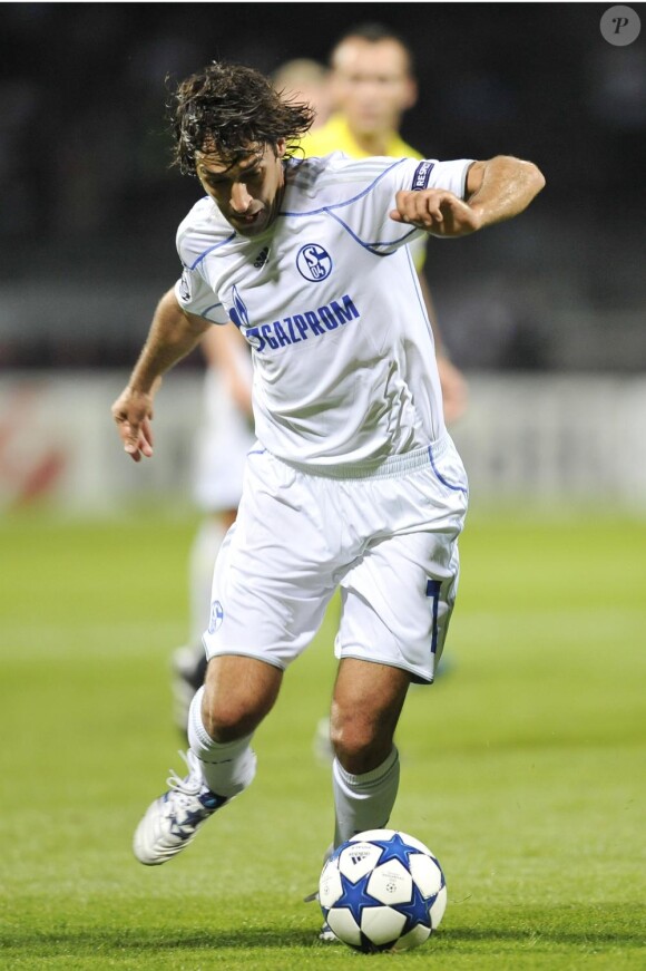 Raul sous la maillot de son nouveau club Schalke 04, en Allemagne
