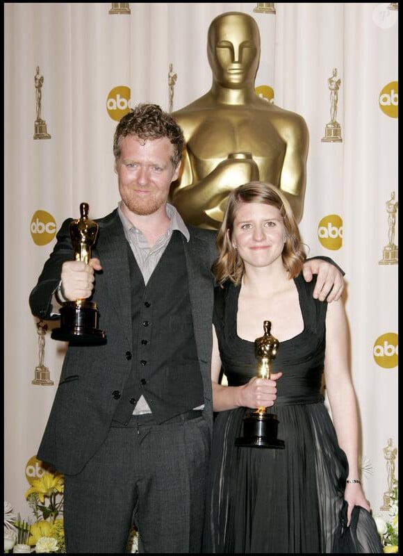 Glen Hansard et Markéta Irglová arborant leur Oscar de la meilleure chanson originale pour le film Once en 2008