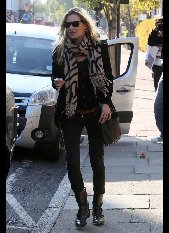 Kate Moss reste inséparable de son jean slim noir, de ses bottes de motarde et nous donne une leçon de total look black !
