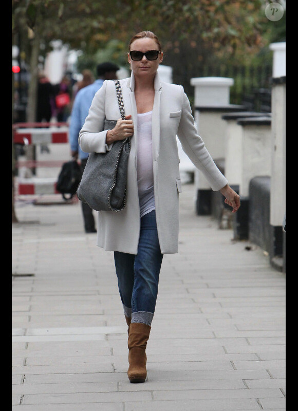 Stella McCartney prouve une nouvelle fois que le manteau blanc a encore toute sa place à l'aube de l'hiver. Porté avec un jean loose et ses boots sabot, Stella est une femme enceinte à la pointe de la mode. 