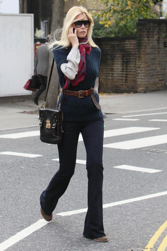 Claudia Schiffer déambule avec sa marque de fabrique, le pull en maille ceinturé et a fait un sans faute à Londres dans son look de femme active toujours stylée.
