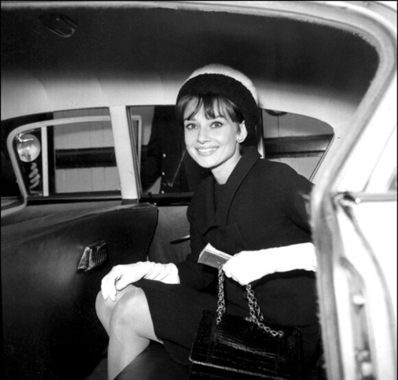 Audrey Hepburn se rendant à la première de Diamants sur Canapé à Londres en 1961