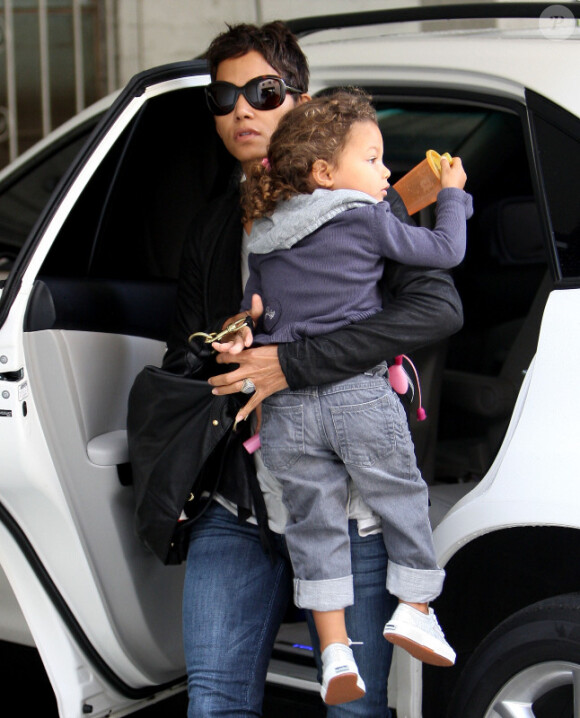 Halle Berry et sa fille Nahla à Beverly Hills, le 18 octobre 2010