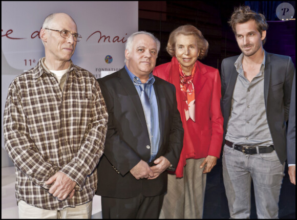Julian Schwarz, Claude Aiello, Liliane Bettencourt et Mathieu Lehanneur lors de la remise du prix de l'Intelligence de la main à Paris au musée du quai Branly le 18 octobre 2010