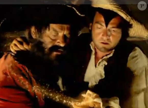 Louis et Matthieu Chedid jouent aux pirates dans une quête au trésor merveilleuse, pour le clip de Tu peux compter sur moi, premier extrait du nouvel album de Louis Chedid. Mais le vrai trésor, ils le posssèdent déjà : leur affection immense