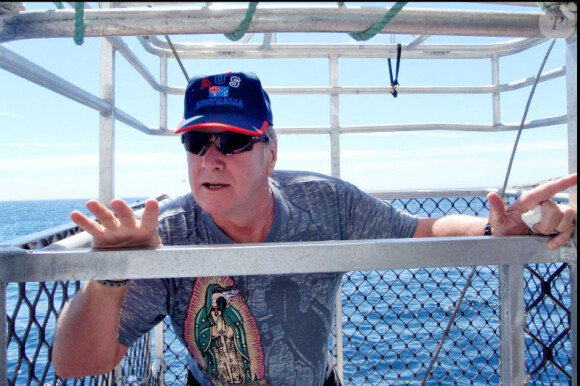 Yves Rénier dans une cage anti requins en septembre 2010 en Australie 