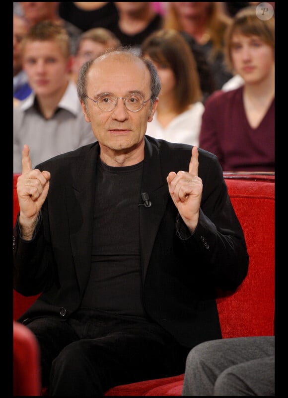 Philippe Geluck sur le plateau de l'émission Vivement Dimanche diffusée le 24 octobre 2010.