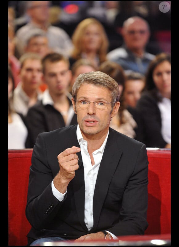 Lambert Wilson sur le plateau de l'émission Vivement Dimanche diffusée le 24 octobre 2010.