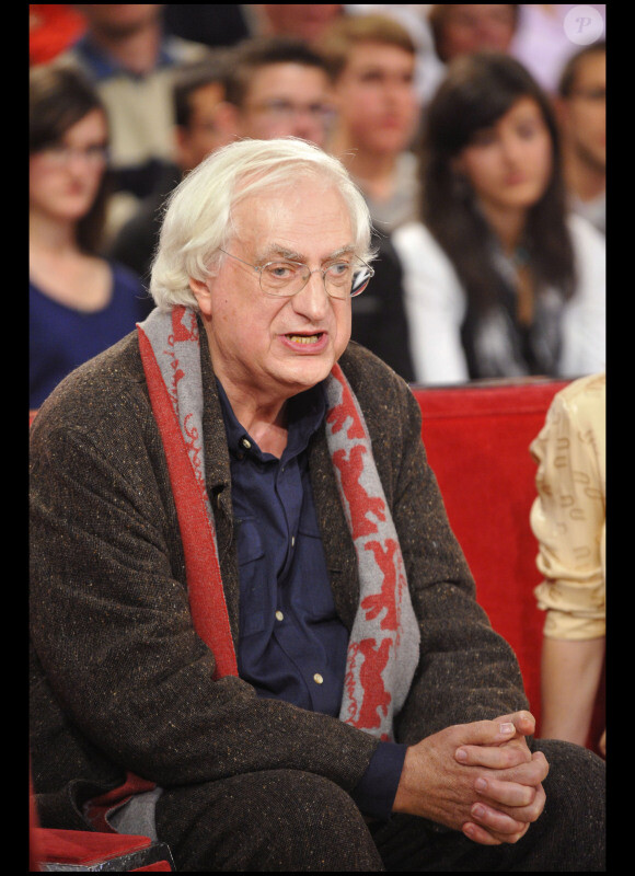 Bertrand Tavernier sur le plateau de l'émission Vivement Dimanche diffusée le 24 octobre 2010.