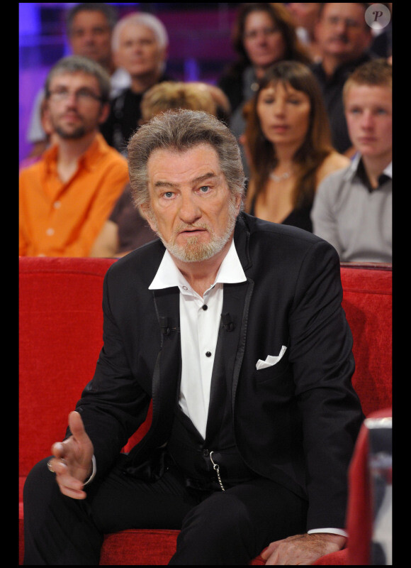 Eddy Mitchell sur le plateau de l'émission Vivement Dimanche diffusée le 24 octobre 2010.