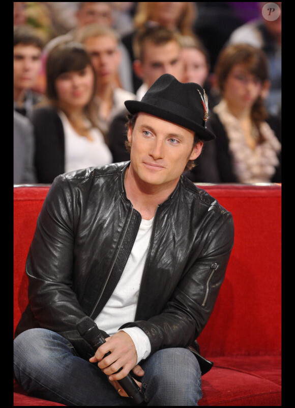 Chris Stills sur le plateau de l'émission Vivement Dimanche diffusée le 24 octobre 2010.