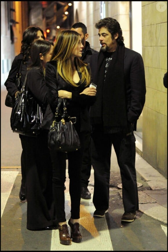 Exclusif : Benicio Del Toro en visite de Milan la nuit du 20 octobre entouré d'amis et de bien jolies jeunes femmes...