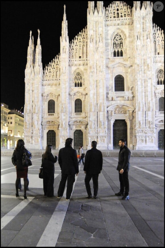 Exclusif : Benicio Del Toro en visite de Milan la nuit du 20 octobre entouré d'amis et de bien jolies jeunes femmes...