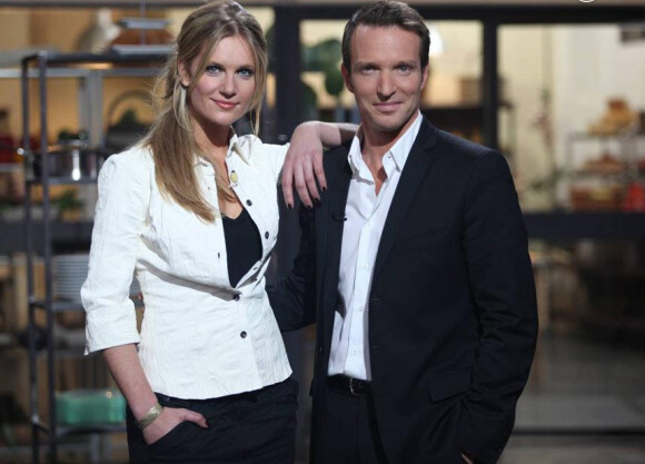 Sandrine Corman et Stéphane Rotenberg animaient la première saison de Top Chef. La belle blonde sera remplacée par Agathe Lecaron à partir de la prochaine saison.