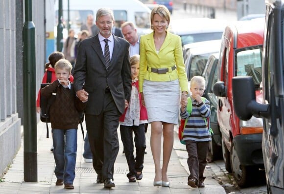 Mathilde de Belgique (photo : avec son époux Philippe et trois de leurs quatre enfants) devrait bientôt voir sa petite soeur se marier !