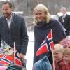 Le 22 octobre 2010, le prince Haakon et la princesse Mette-Marit de Norvège visitaient la Norwegian Air Ambulance Foundation.