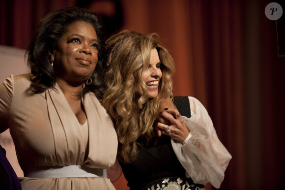 Oprah Winfrey et Maria Shriver lors de la conférence pour les femmes à Los Angeles le 26 octobre 2010