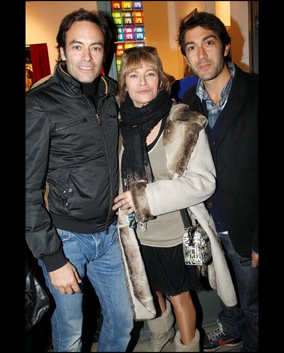 Antony et Nathalie Delon, Mathieu Delarive lors du vernissage de la galerie Caplain-Matignon à Paris le 21 octobre 2010