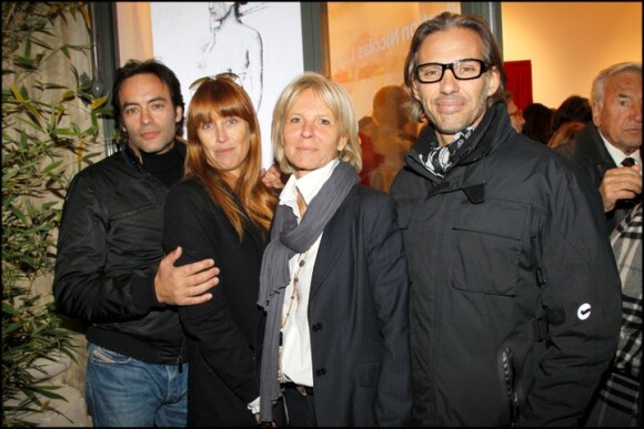 Antony Delon, Sophie Delon, Sophie Descombin-Litras, Paul Belmondo lors du vernissage de la galerie Caplain-Matignon à Paris le 21 octobre 2010