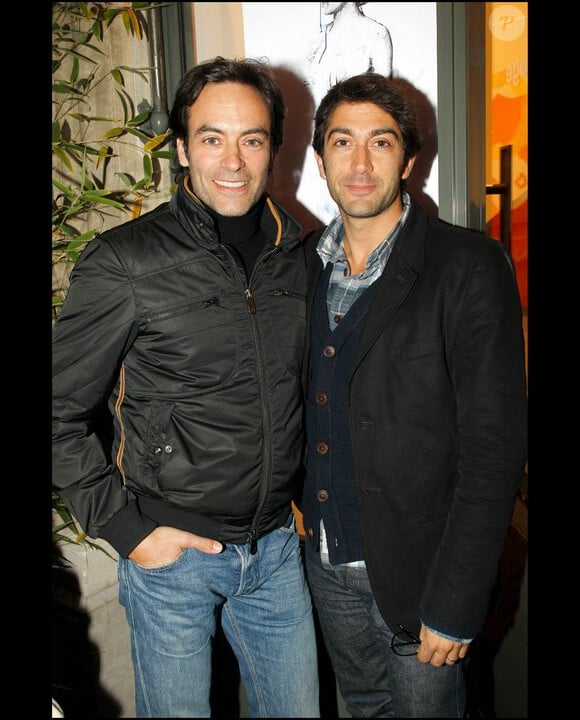 Antony Delon et Mathieu Delarive lors du vernissage de la galerie Caplain-Matignon à Paris le 21 octobre 2010